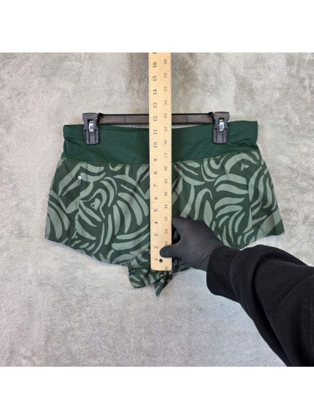 Title Nine Shorts Womens M Green Animal Print Quick Dry Running Gym Athletic - Picture 5 of 8